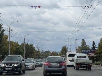 Новости » Общество: Над центральными дорогами в Керчи вешают флажки