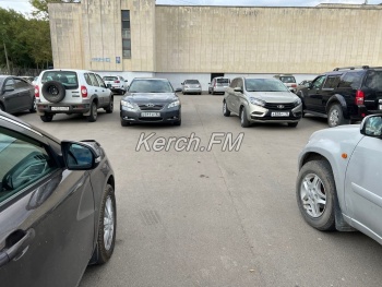 Новости » Общество: Керчане просят нанести разметку на парковке у Дворца Пионеров