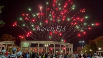 Новости » Общество: Празднование Дня города Керчи завершилось ярким фейерверком