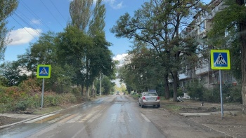 Новости » Общество: В Керчи привели в порядок пешеходный переход у школы № 13