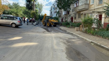 Новости » Общество: После ремонта двора дороги во дворе Ульяновых-Орджоникидзе утонули в грязи