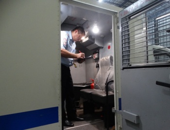 Общественники и полиция Керчи проверили условия содержания и перевозки подозреваемых