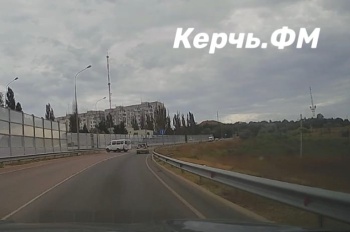 Так быстрее: водители в Керчи продолжают игнорировать ПДД (видеорегистратор)