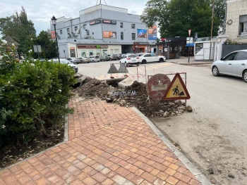 Новости » Общество: В переулке Кооперативный разрыли часть дороги