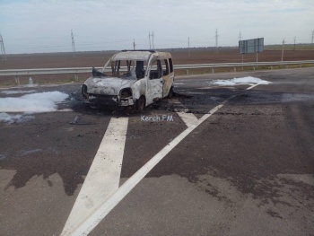 Новости » Криминал и ЧП: На «Тавриде» сгорел автомобиль «Renault»