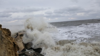 На воскресенье-понедельник по Крыму передали штормовое: местами ветер до 35 м/с