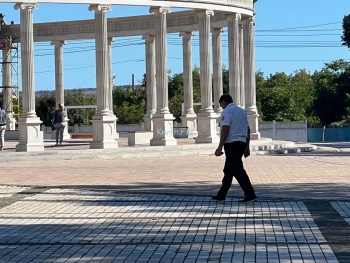 Новости » Общество: На площади Ленина в Керчи появилась охрана