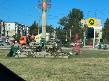 Новости » Общество: На кольце около автовокзала Керчи высадили цветы