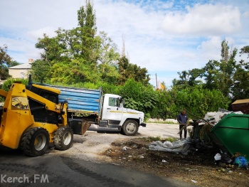 Новости » Коммуналка: Могут, когда хотят: оказывается, в Керчи можно и вывозить мусор и убирать за собой