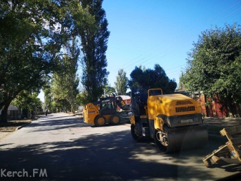 Новости » Общество: Впервые в Керчи! Ремонт дороги включает в себя тротуар