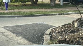 Новости » Общество: На Фурманова заасфальтировали яму на дороге после ремонта водоканала