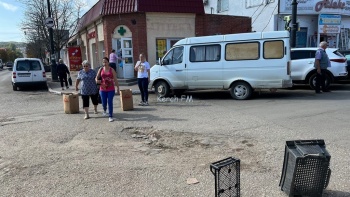 Новости » Общество: В Керчи на Пролетарской вновь образовались огромные ямы