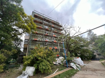 Новости » Общество: Еще один дом в Керчи будет с отремонтированным фасадом и крышей