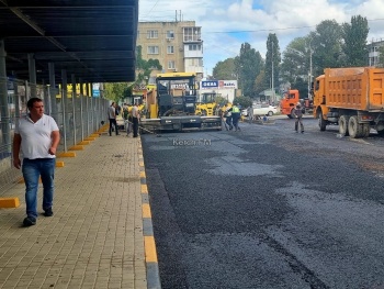 Новости » Общество: На автовокзале Керчи начали укладывать асфальт на парковке