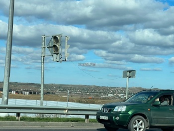 Новости » Общество: В Керчи не хватило года, чтобы починить светофор на ШГС