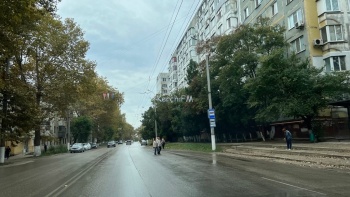 Новости » Общество: В Керчи пешеходы продолжают переходить дорогу на опасных участках