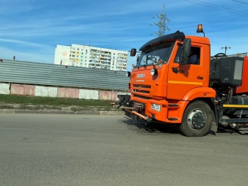 Новости » Общество: В Керчи моют дороги с помощью спецтехники