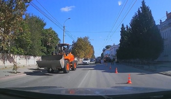 Новости » Общество: На Свердлова в Керчи перекрыта часть полосы в сторону центра