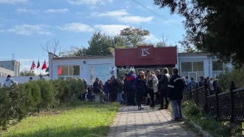 Новости » Общество: В Керчи эвакуация сегодня коснулась школ, детсадов, заводов и церквей