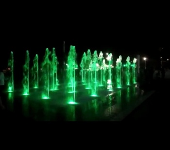 Новости » Общество: У ДК «Корабел» в Керчи тестировали новый музыкальный фонтан