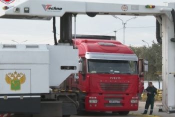 Новости » Общество: Мобильный досмотровый комплекс грузовиков начал работу на Керченской переправе