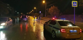 Новости » Криминал и ЧП: Вчера в Керчи на пешеходном переходе автомобиль сбил двух 18-летних парней