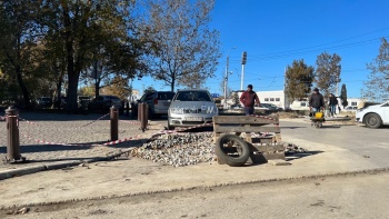 Новости » Общество: Водоканал Керчи оставил очередную яму на новом асфальте