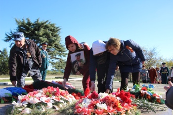 Новости » Общество: Возложение цветов к братским могилам  прошло в Героевском