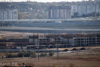 Новости » Общество: Ничто так быстро не строят, как для себя: 4 этажа коробки военгородка в Керчи