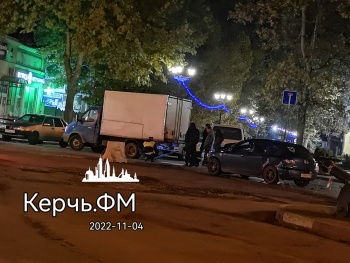 Новости » Криминал и ЧП: «Мазда» в Керчи смяла себя врезавшись в грузовую ГАЗель