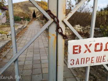 Новости » Общество: Царский курган в Керчи стоит год в ожидании восстановления после оползня