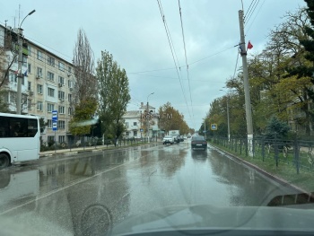 Новости » Коммуналка: Улица Свердлова в Керчи залита чистой водой