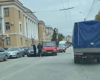 Новости » Криминал и ЧП: В Керчи на Свердлова произошла авария, движение затруднено