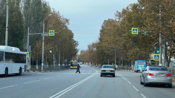 Новости » Общество: Спешил на автобус: керчане продолжают перебегать дорогу на красный сигнал светофора