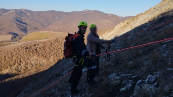 Турист поднялся на горный хребет в Крыму, а спуститься сам не смог