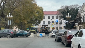 Новости » Общество: В Керчи улицу Пирогова до сих пор не открыли