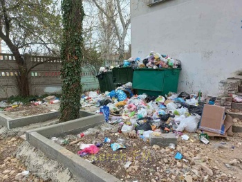Новости » Коммуналка: Неблагоустроенное благоустройство в Керчи: мусор не вывозят неделю