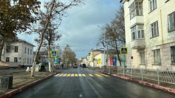 Новости » Общество: На новом асфальте по ул. Пирогова наносят разметку «пешеходные переходы»