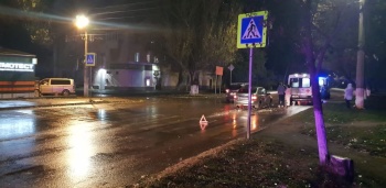 Новости » Криминал и ЧП: Вчера в Керчи «ВАЗ» сбил двух женщин на пешеходном переходе