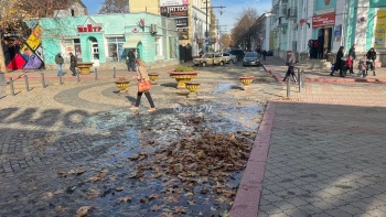Новости » Коммуналка: На Ленина в Керчи произошел порыв канализации