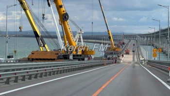 Новости » Общество: Движение транспорта по Крымскому мосту приостановлено