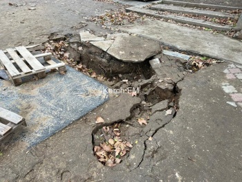 Новости » Общество: На пешеходной зоне в Аршинцево провалилась дорога