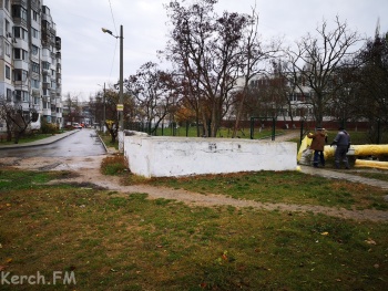 Новости » Общество: Гладко было на бумаге: у школы в Керчи поставили заборы, но оставили ямы коммунальщиков