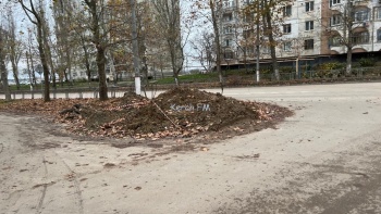 Новости » Общество: На Сморжевского водоканал вторую неделю не может зарыть яму