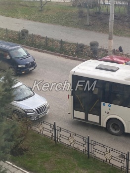 Новости » Криминал и ЧП: Утром на Свердлова произошла авария с автобусом