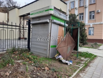 Новости » Общество: Ждем, пока на ноги упадет? Керчане о рекламной конструкции в центре города