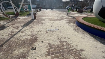 В сквере перед стадион 50-летия Октября неделю не могут убрать песок