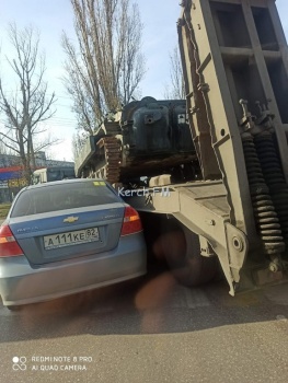 Тягач с танком столкнулся с легковушкой в Керчи