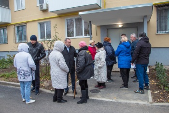 Бахарев проконтролировал ход работ по благоустройству дворов, пострадавших при потопе