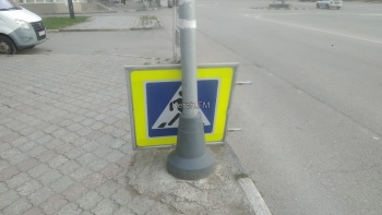 Еще один дорожный знак в Керчи не пережил встречу с ветром